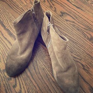 Distressed by design Vince Camuto VC Signature beige Bootie 8.5 M